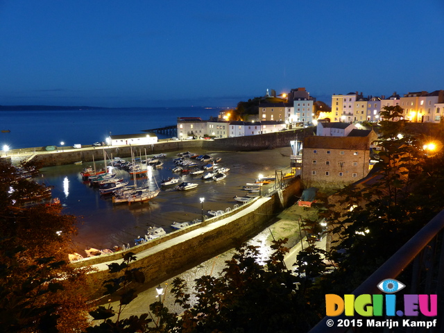 FZ020953 Tenby harbour at night
